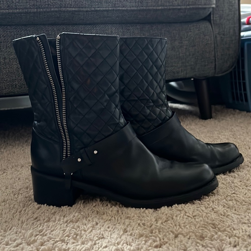 Womens Halogen Boots size 9.5. Runs slightly small.  I usually wear a size 9